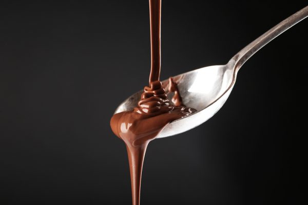 Ilustración erótica de juego con chocolate